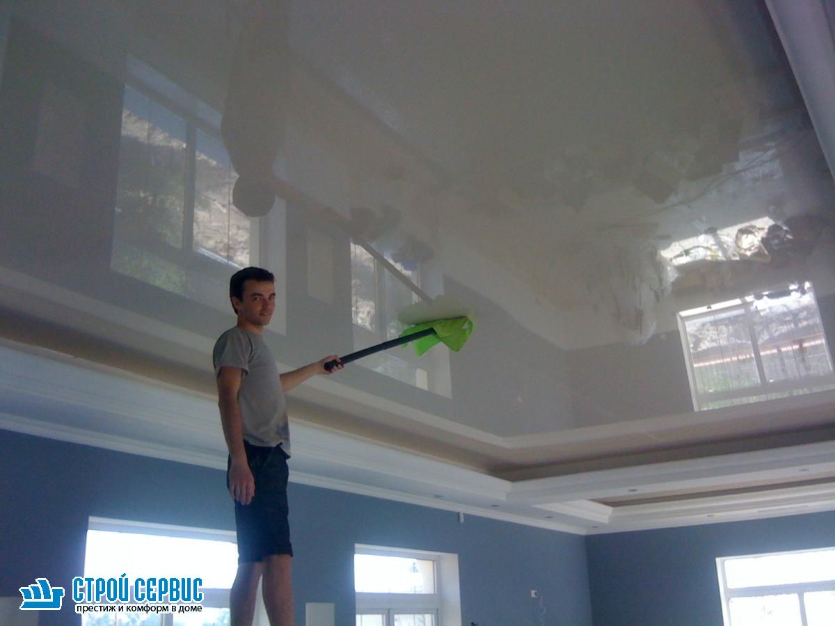 Чем отмыть глянцевый потолок на кухне. Глянцевый натяжной потолок. Помыть натяжной потолок. Потолок моющийся. Мытье натяжных потолков в домашних.