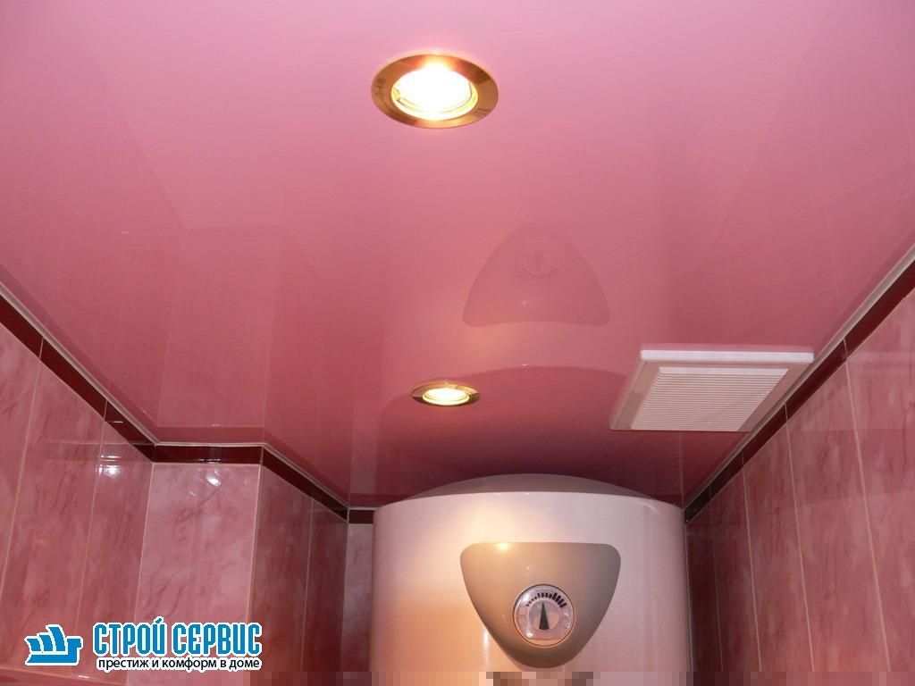 натяжные потолки в ванной комнате цветные